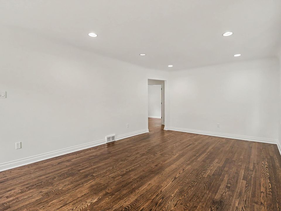 23051 Majestic St, photo 7