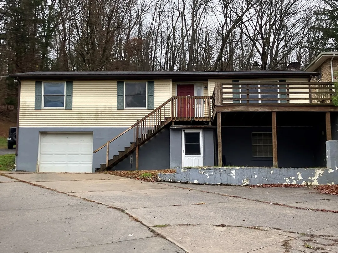501 E Grafton Rd photo 1