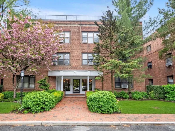 1 TOWN HOUSE Place #2E, Great Neck, NY 11021