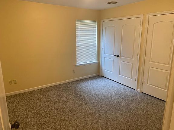 3rd image of 108 Vieux Orleans Cir APT C