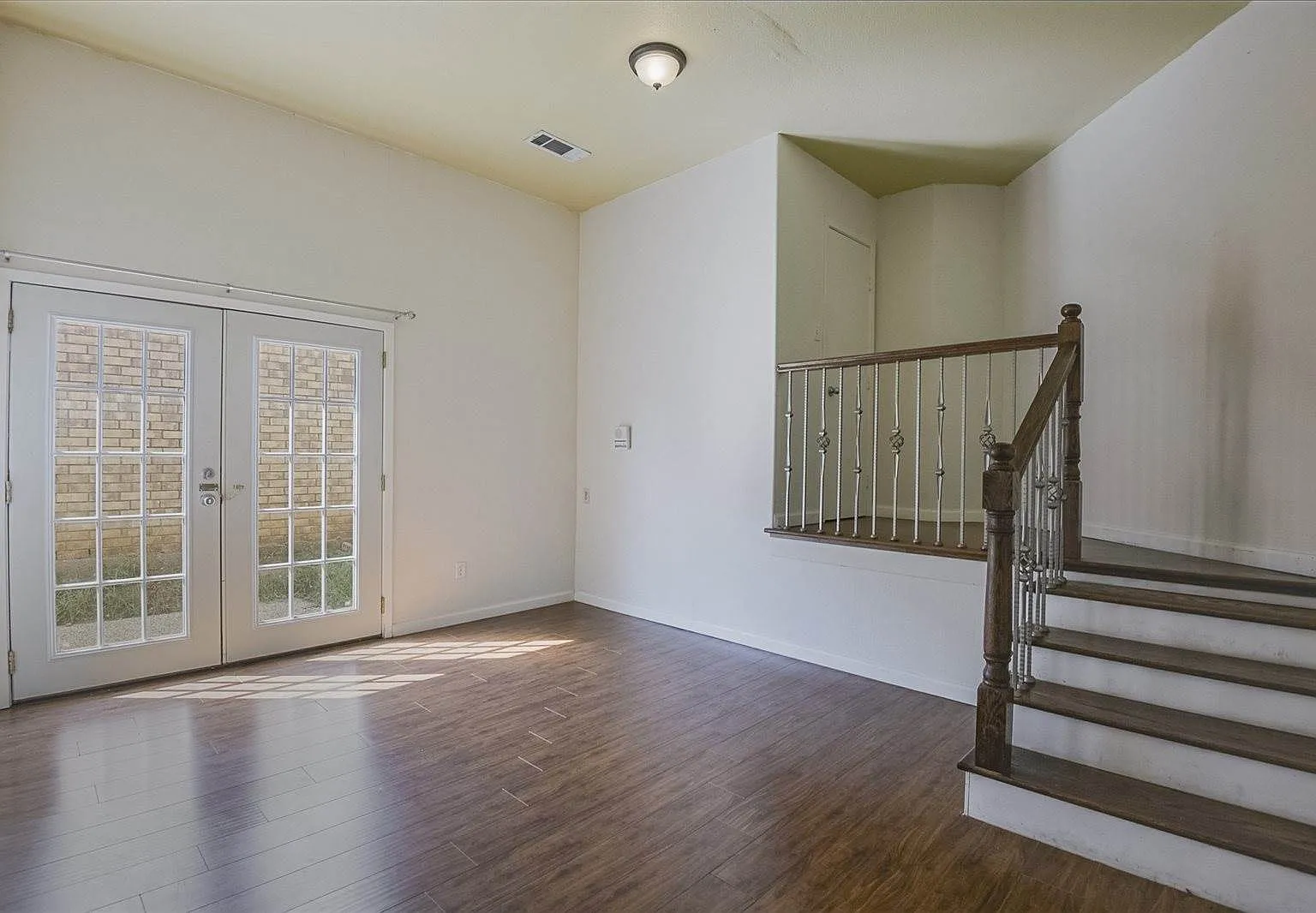 5 bed, 4052 sqft, $2,695 — Photo 3