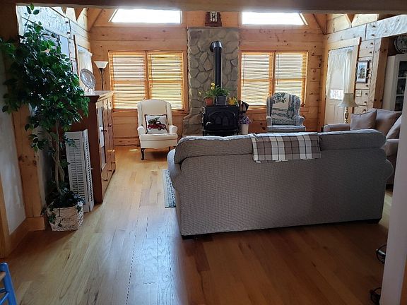 4th image of 322 Holly Hill Dr
