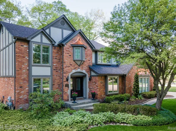 5503 Whitfield Dr, Troy, MI 48098