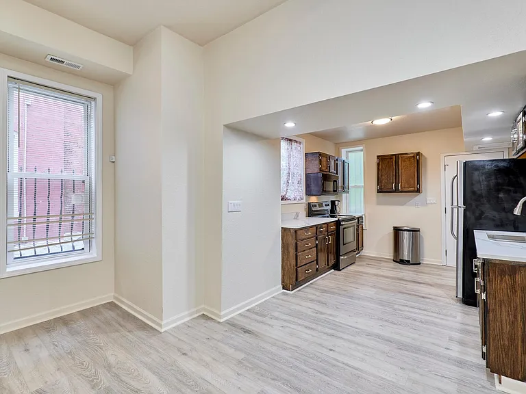 1421 N Park Pl — Photo 3