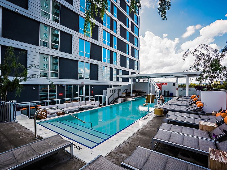 Pool - Rooftop - Resort-Style 4Signature 1909 - Luxury Off-Campus Apartments Near University of Texas Austin UT - 1909 Rio Grande Street