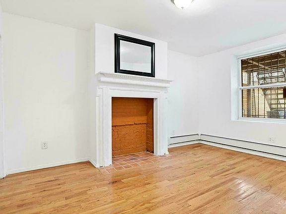 4th image of 402A Bainbridge St #1