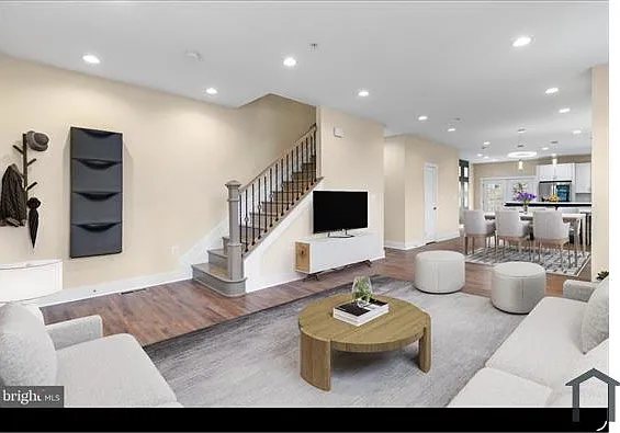 5 bed, 2500 sqft, $7,150 — Photo 3