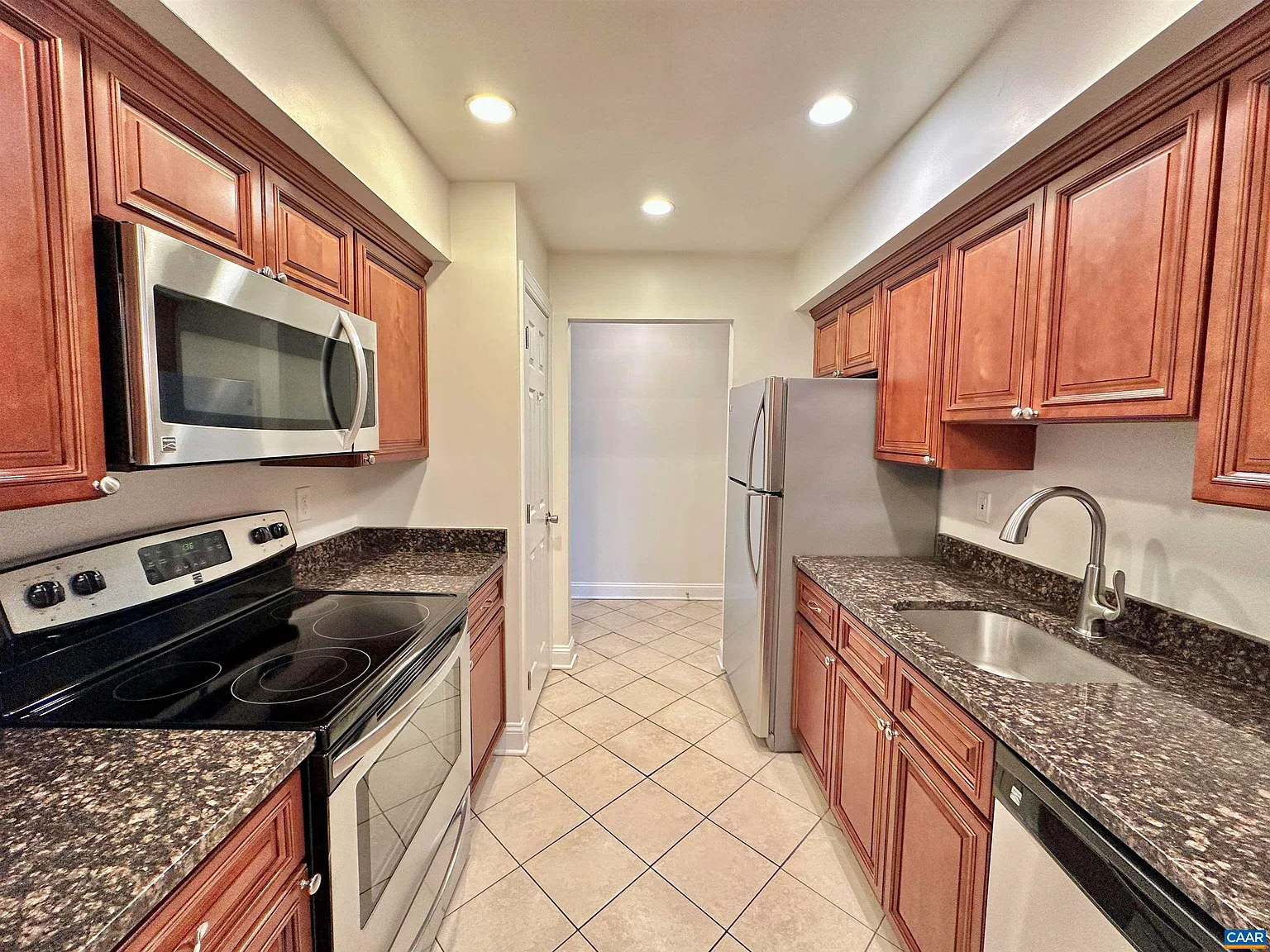 1 bed, 1.0 bath, 890 sqft, $1,600 — Photo 4