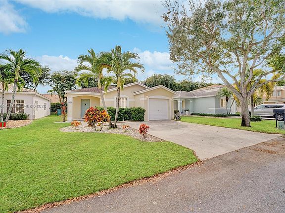 4th image of 4658 SW 12th Ct