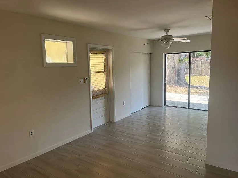 3 bed, 915 sqft, $1,595 — Photo 3