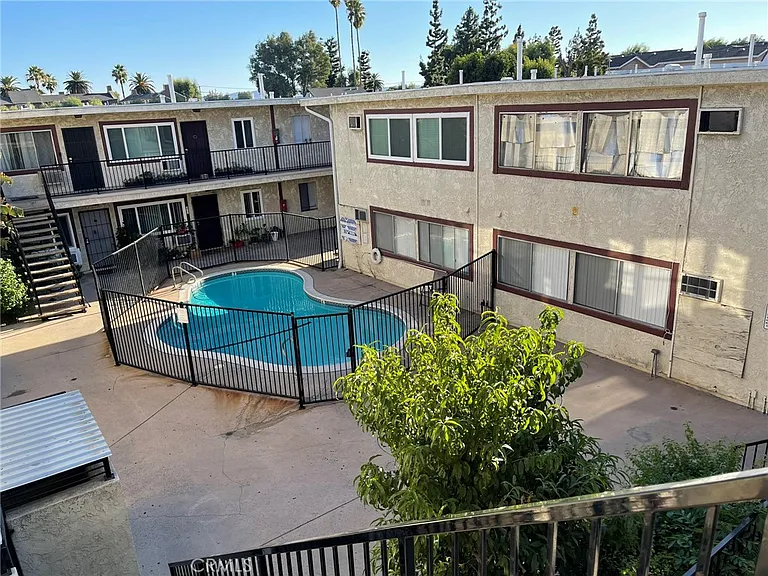 8800 Cedros Ave #111 — Photo 32