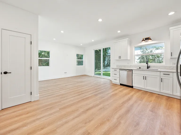 6007 W 85th Pl — Photo 5