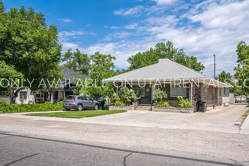 2 bed, 1.0 bath, 936 sqft, $950 — Photo 2