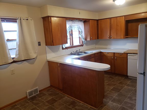 2nd image of 515 Valleyview Ave NE