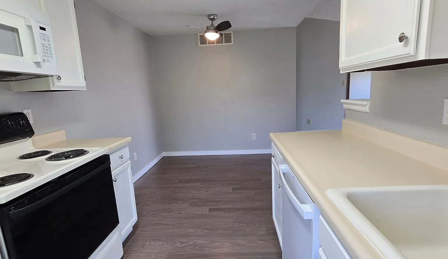 Top-Floor 2BR/2BA Condo with Vaulted Ceilings, Office Room, Patio & Community Amenities in Thornton! — Photo 3