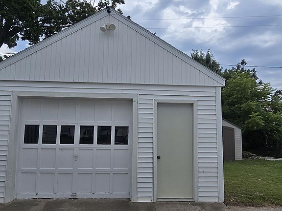 5th image of 1349 W Summit Ave