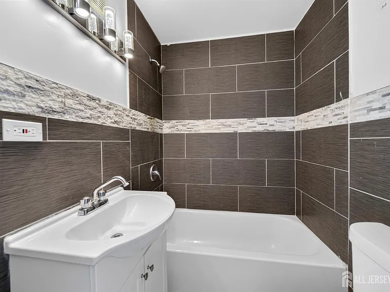 534 Roosevelt Ave #2 — Photo 6