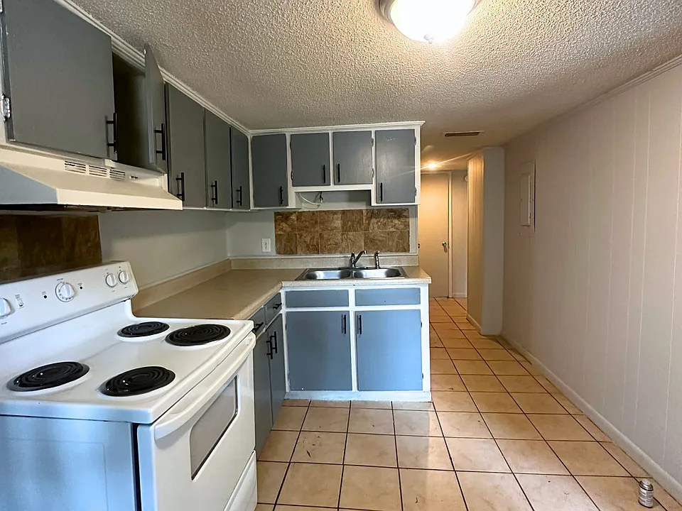 501 W Gordon St #8