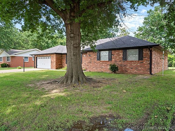 3rd image of 318 Sunset Dr