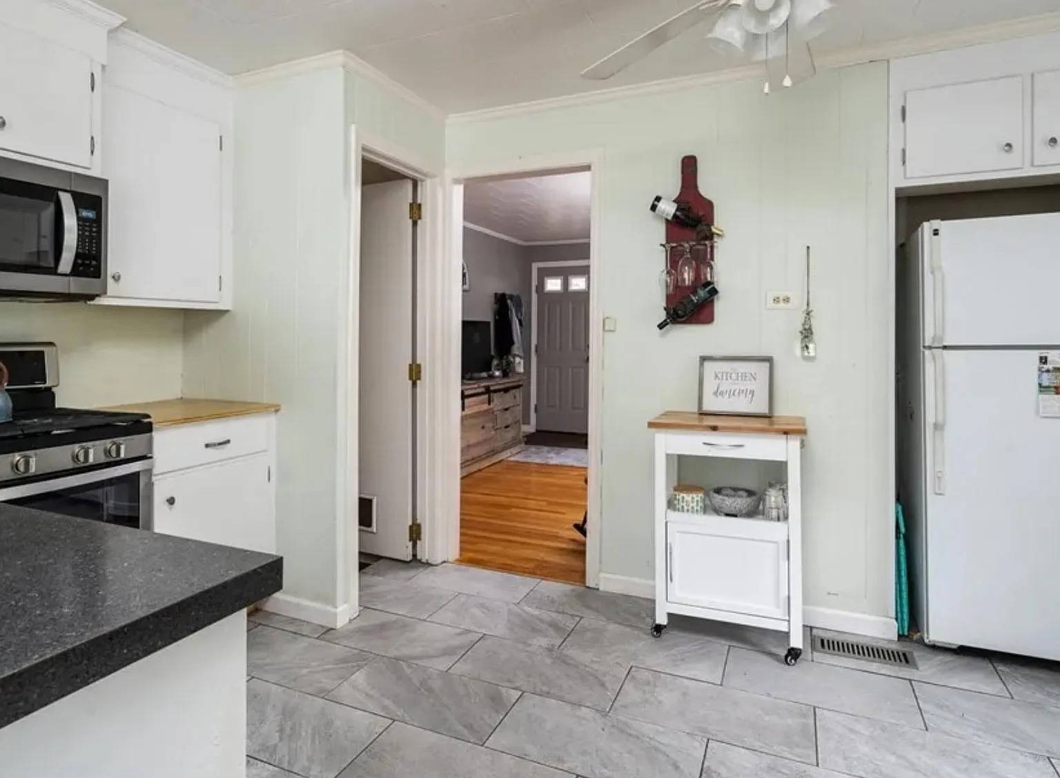 2 bed, 812 sqft, $2,300 — Photo 2