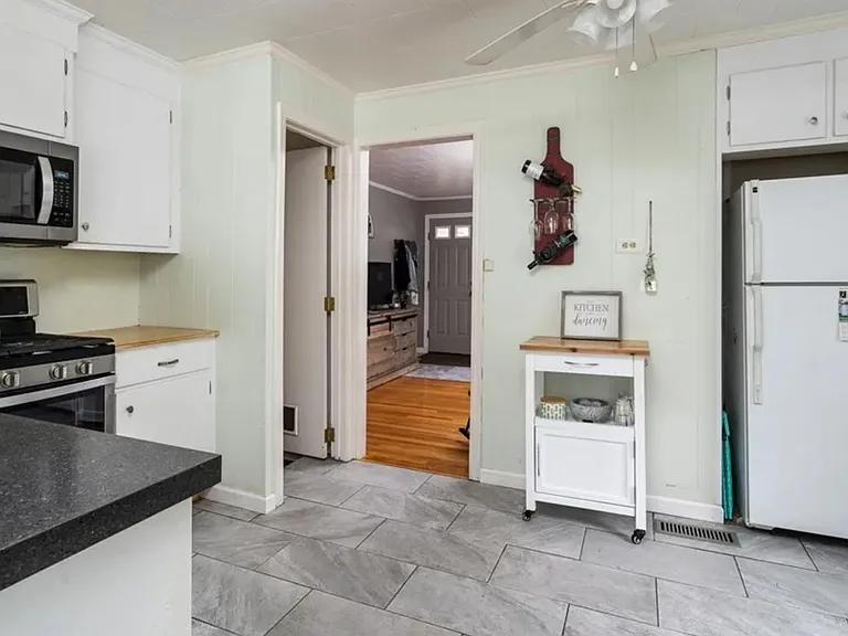 92 Pleasant St — Photo 2