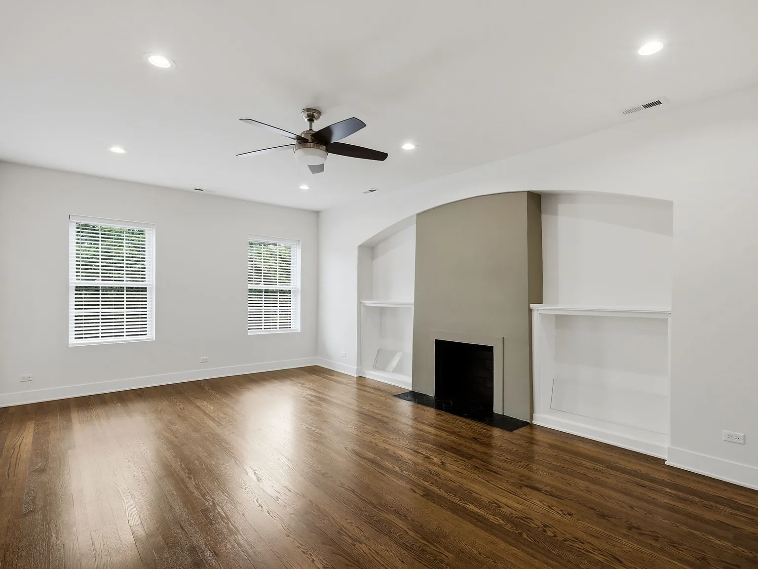 4 bed, 2400 sqft, $3,995 — Photo 2