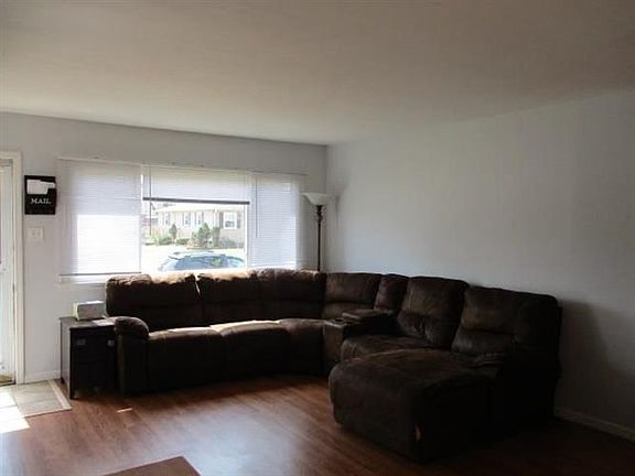 5th image of 1312 W 61st Pl