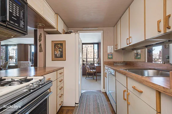 Sold by Sotheby's International Realty | media 16