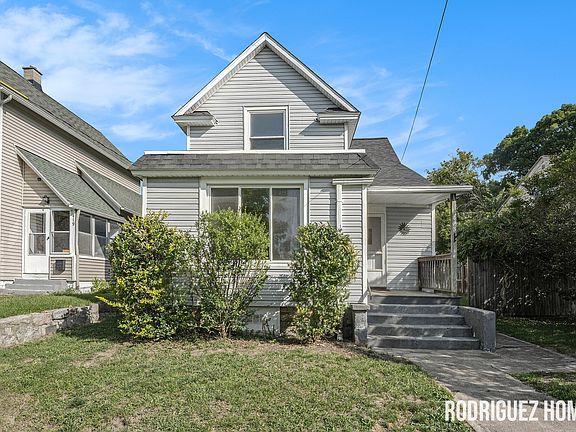 2nd image of 423 Shirley St NE