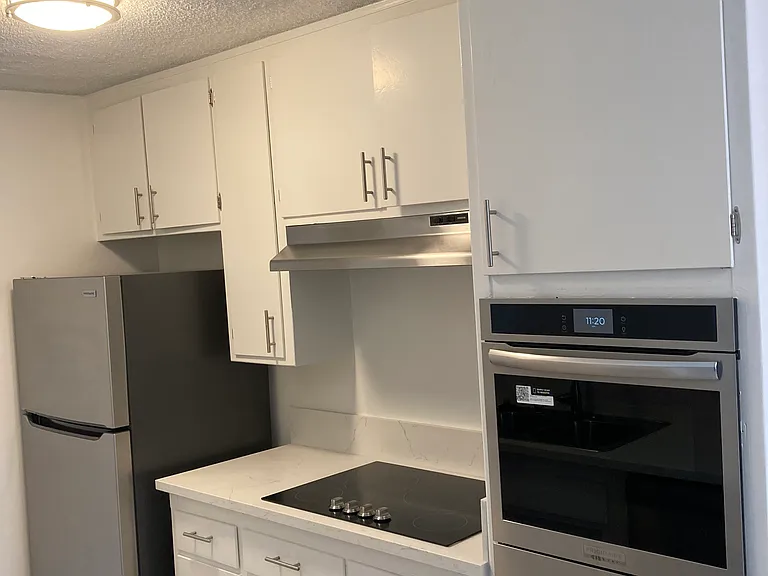 310 S Sherbourne Dr — Photo 40