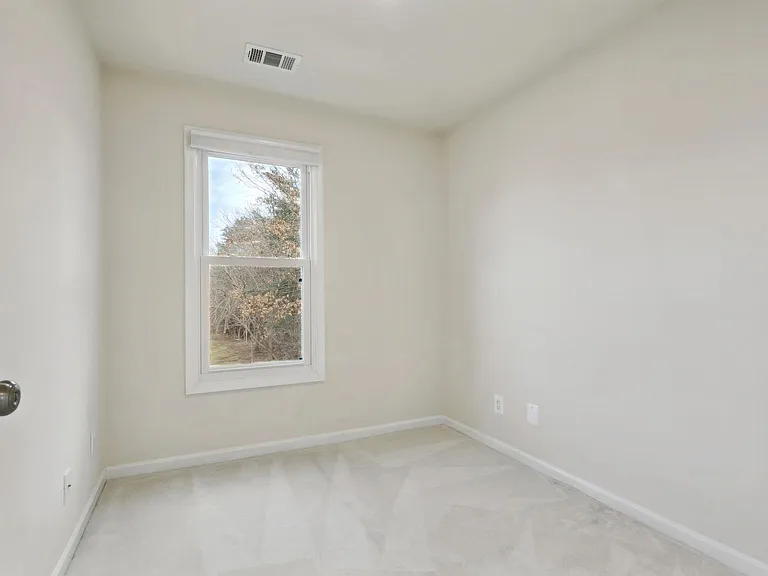 43840 Laburnum Sq — Photo 14