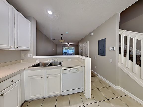 5th image of 943 Vineland Pl