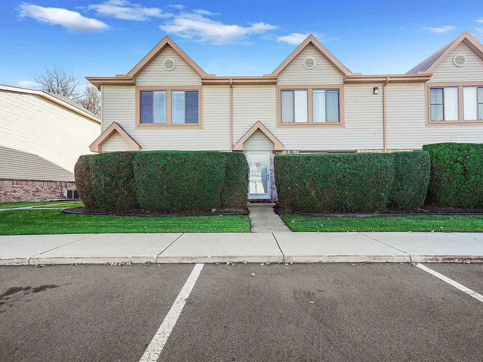2 bed, 1.5 bath, 1120 sqft, $1,400 — Photo 2