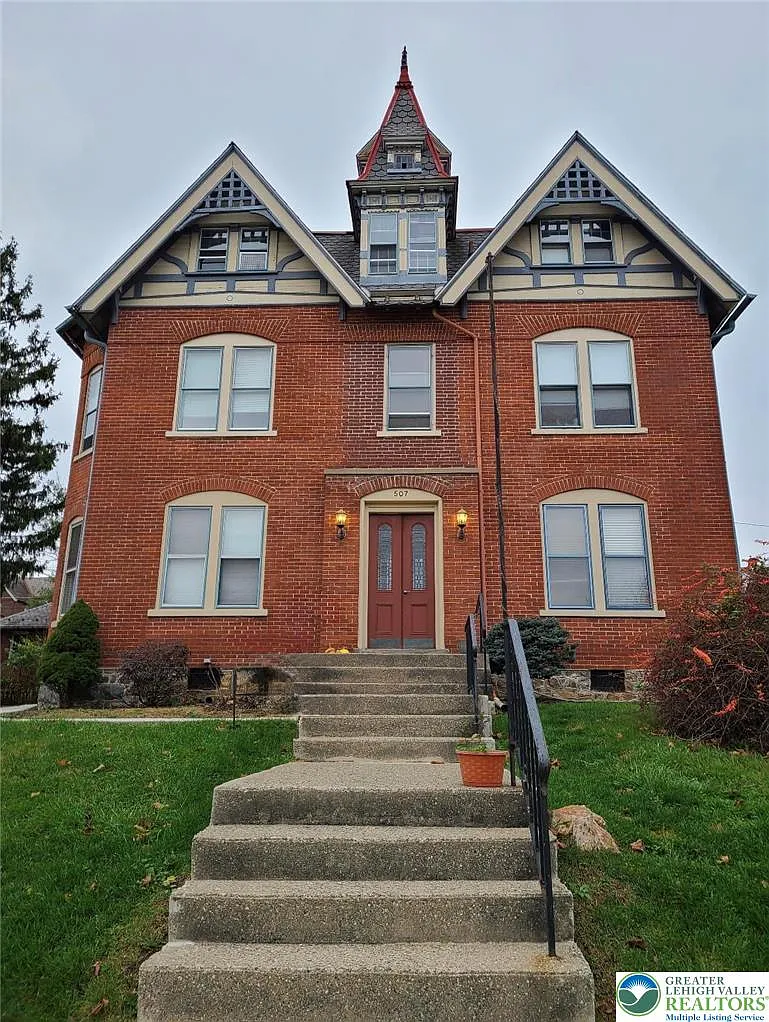 1 bed, 1.0 bath, 500 sqft, $1,299 — Photo 1
