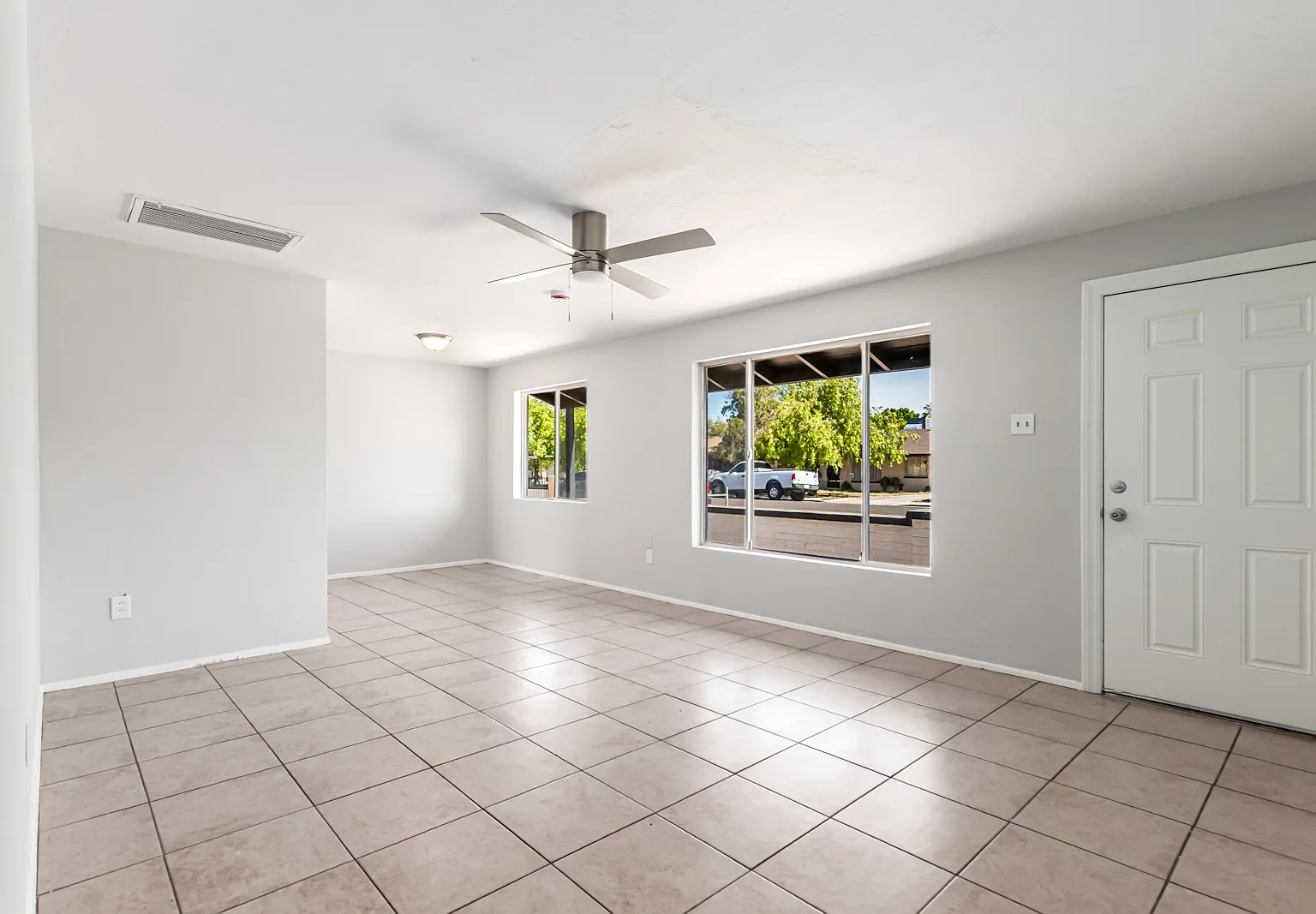 3 bed, 1100 sqft, $1,949 — Photo 2