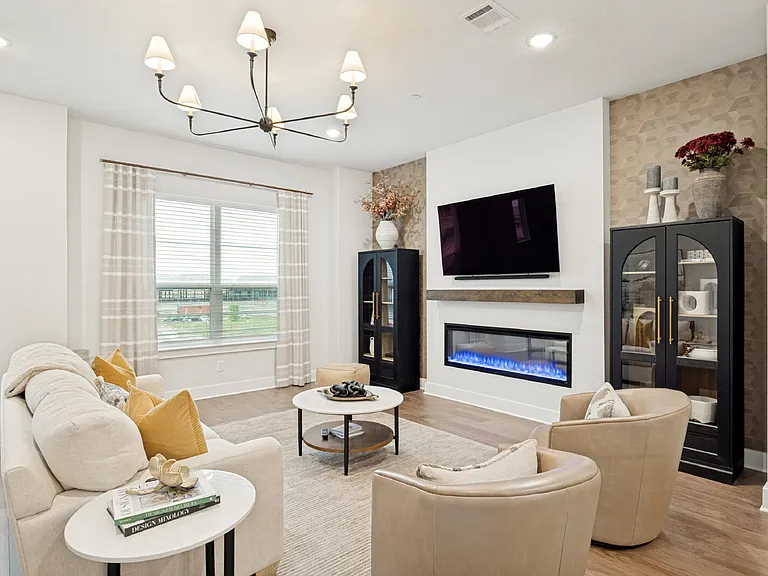 933 Heights Way — Photo 3