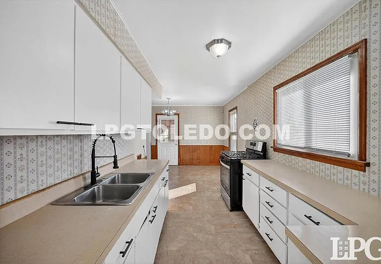 1525 Akron St — Photo 8
