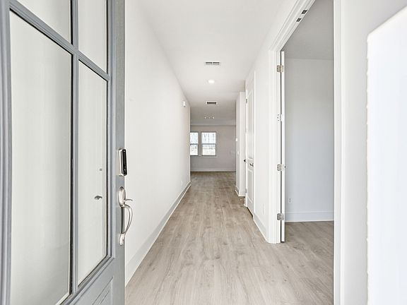 4th image of 2116 Riley Park Dr