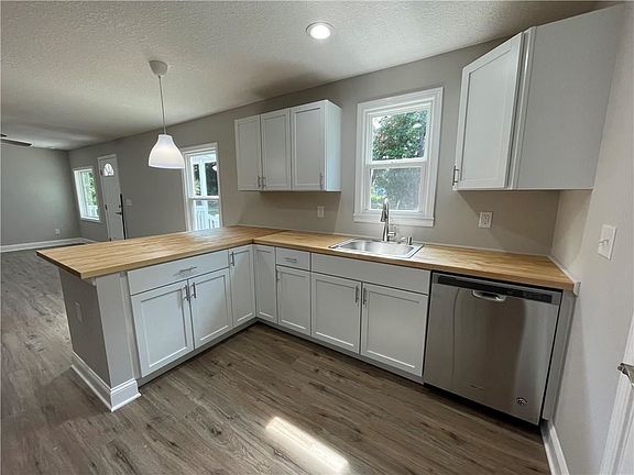 4th image of 3812 Emanuel Ave