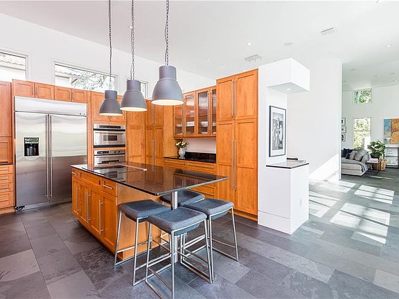 4th image of 1742 Temple Dr