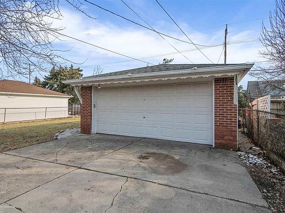 4th image of 21036 Alexander St