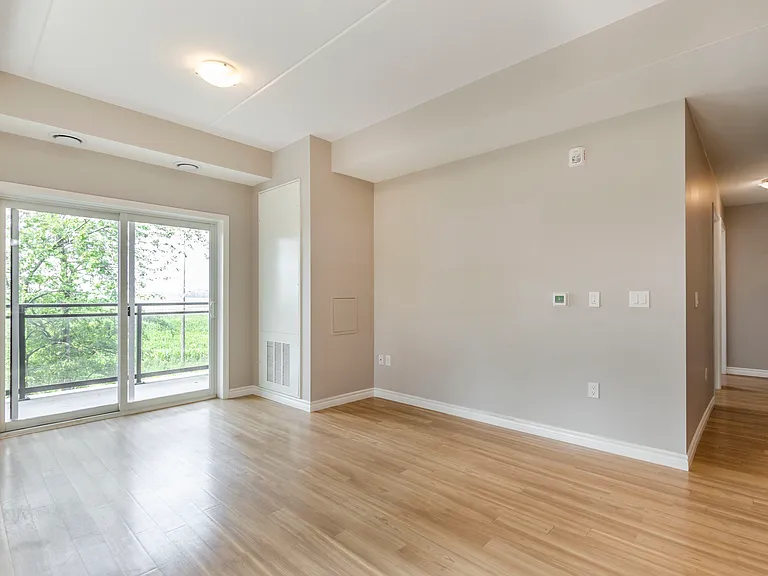 456 Lorne Ave W — Photo 7
