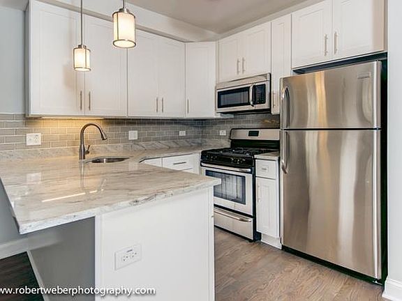 3rd image of 2329 W Barry Ave APT 2