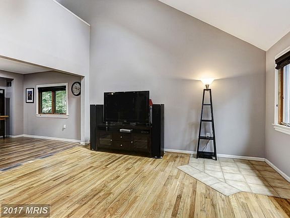 4th image of 205 Hollins Ln