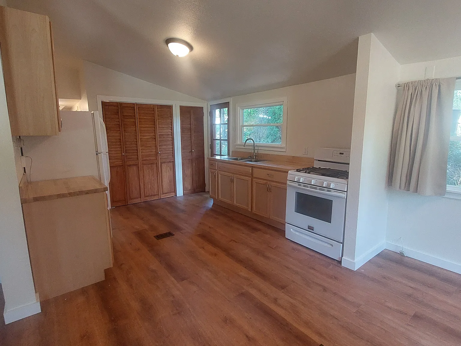 1 bed, 1000 sqft, $1,600 — Photo 3