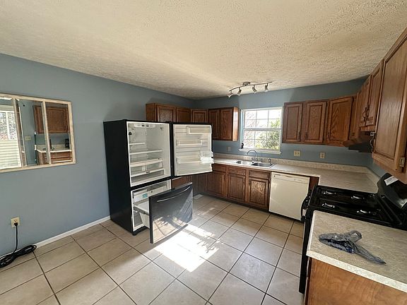 5th image of 33 Village Rd