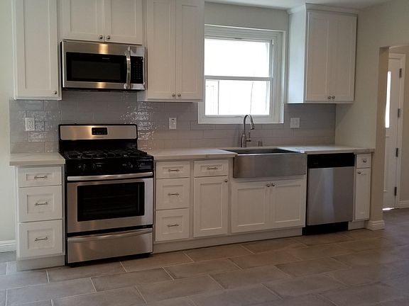 3rd image of 945 S Oak St