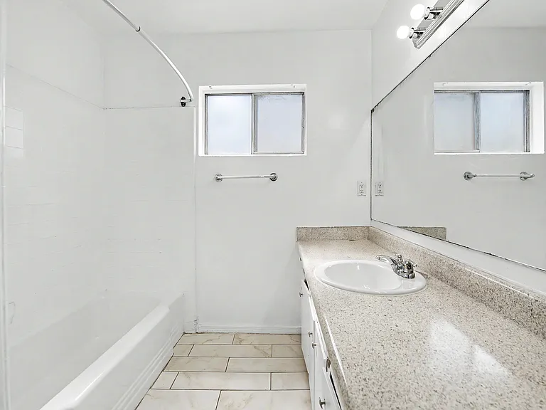 Hollywood Apartments — Photo 22