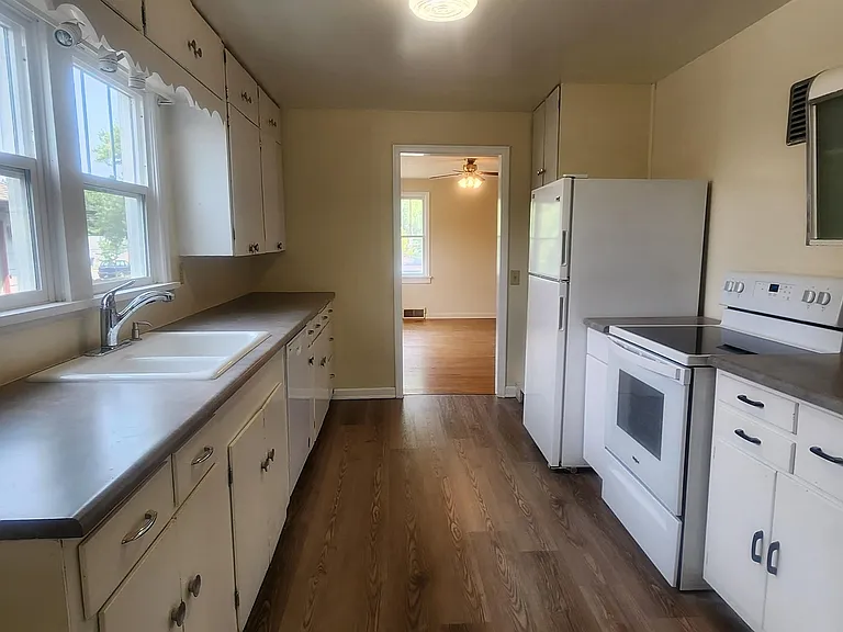 405 S 12th Ave — Photo 4