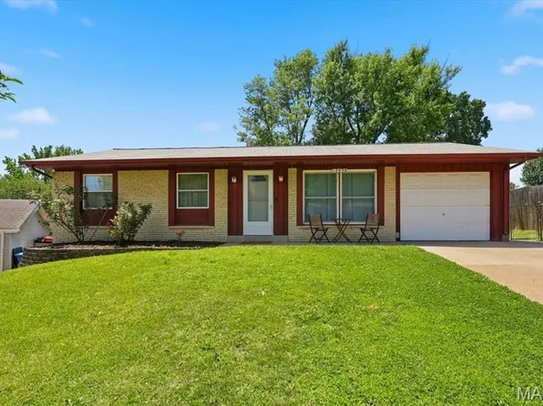 12428 Bernie Ln, Maryland Heights, MO 63043